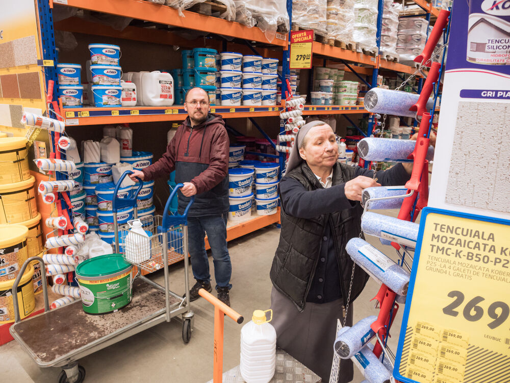 Courses dans un magasin de bricolage pour acheter de quoi finir les travaux dans la maison de bénéficiaires.