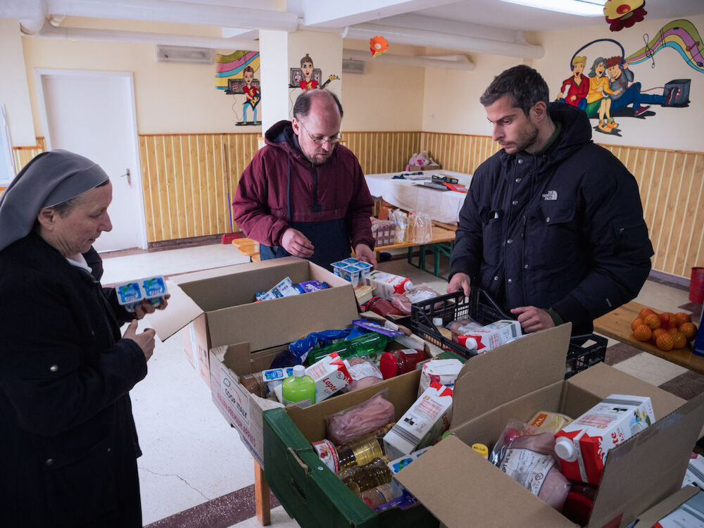 Les colis sont constitués. À une base de farine, riz, huile et viande s'ajoute parfois quelques besoins spécifiques pour telle ou telle famille. Quand il y a de jeunes enfants, on ajoute une plaque de chocolat et un dessert lacté en plus.