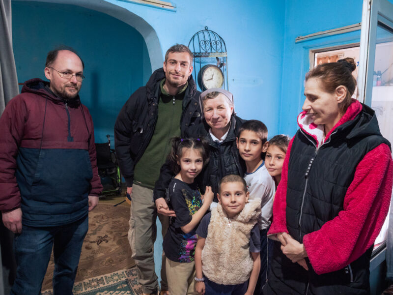 Première famille que nous visitons. Sœur Monica est manifestement appréciée, elle discute un peu avec chacun, prend des nouvelles et offre un petit mot de réconfort. Elle explique aussi que nous sommes Français et pourquoi nous sommes là.