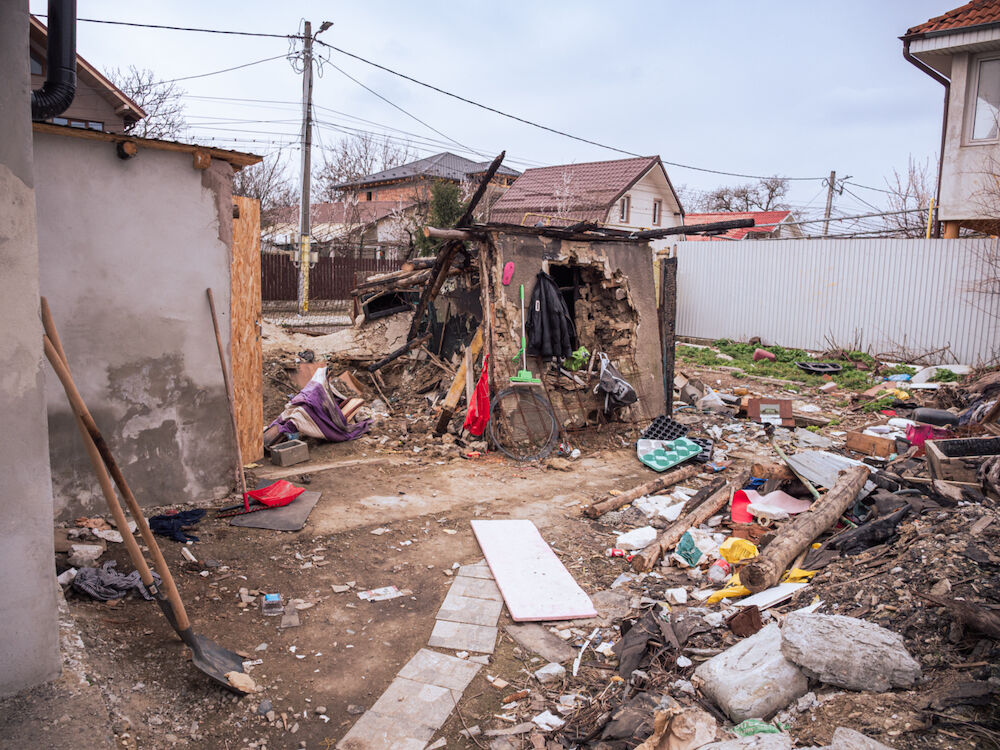 La maison d'un bénéficiaires, détruite par le feu quelques semaines plus tôt. Les sœurs ont fait des travaux pour rendre les pièces restantes habitables. Nous achèterons du matériel pour que ces travaux puissent être finis après notre départ.