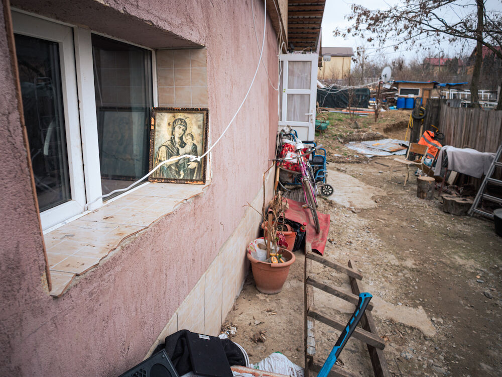 Dans la cour de la femme de la photo précédente, cette icône.