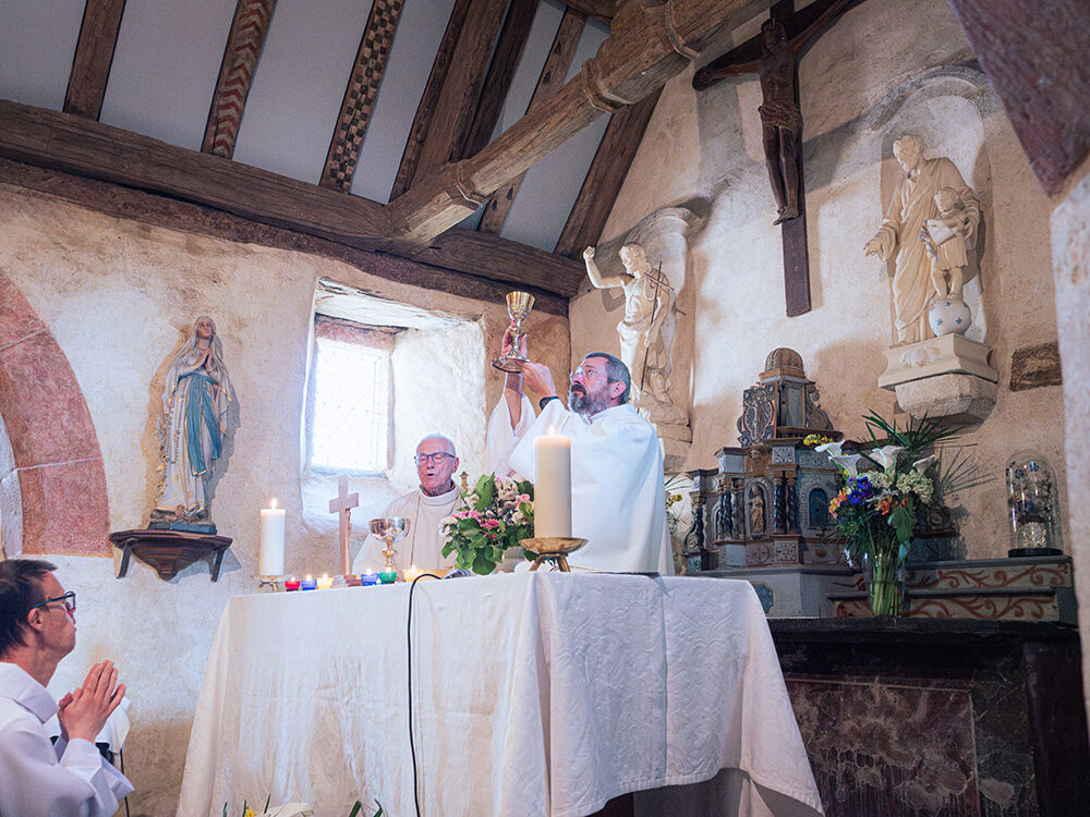Messe célébrée par le Père Thibaut Desgrée Du Lou, curé de la paroisse de Redon, à l'occasion de la fête de la chapelle de Saint-Jean-d'Épileur, à Sainte-Marie (35), le 22 juin 2025.