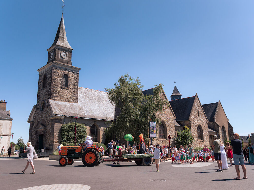 Le cortège de la kermesse de l'école Sainte-Marie d'Avessac (44), pendant la parade dans les rue du bourg.