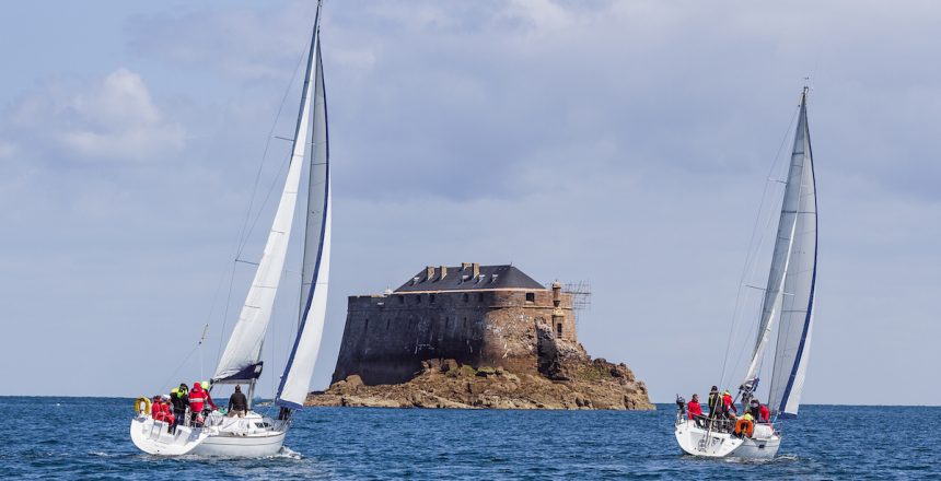 Le fort de la Conchée, érigé au XVIIe siècle, lance un dernier salut à nos équipages, pendant que de l'autre côté Saint-Malo disparait dans le lointain.